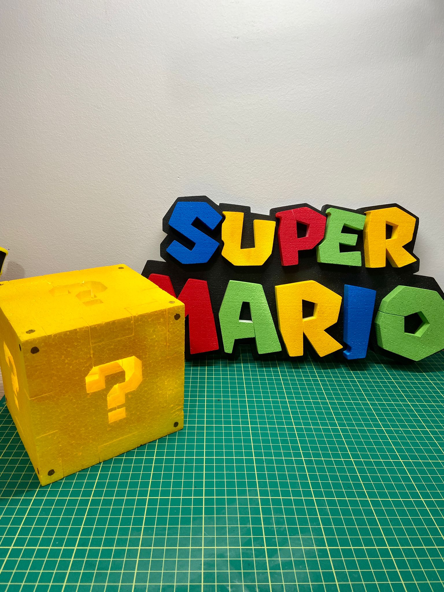 Scritta Super Mario e cubo